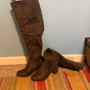 Grey wide stretch, knee high boots